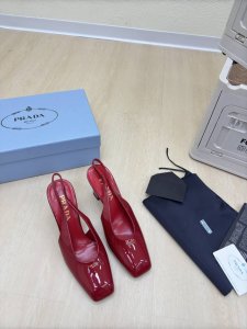 经典后空系列 Prada 简约设计 搭配三角标 Logo 的设计和简约的线条 很有格调 简单纯粹得色调 原版开模 舒适炸街 酒红色 小牛漆皮Logo 擦色工艺