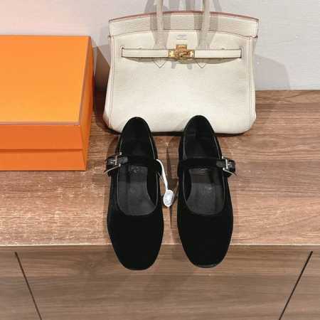 Hermes 爱马仕 Jane 芭蕾舞鞋 时尚又百搭 搭配Hapi鞋扣 超级舒服 每个细节都做到极致 搭配同色调标志性纯鞋扣 设计简约流畅 打造时尚柔美造型 原 - 点击图像关闭