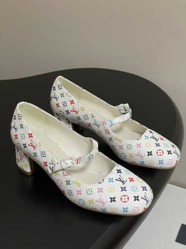 25Ss早春新款Louis Vuitton Lv Swing 高跟鞋最火最新金属跟玛丽珍后空粗跟凉鞋字母标高跟单鞋 选用柔软 皮革塑造易于穿脱的设计，以利落线条