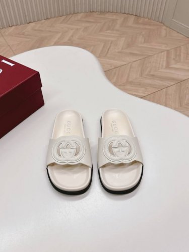出 Gucci 古琦25夏季新款凉拖鞋 匠心打造 缀饰一眼可辨的双G 立体标为整个设计注入一抹精致优雅气息 原版定制牛皮 内里定制羊皮 橡胶大底 码数35-41
