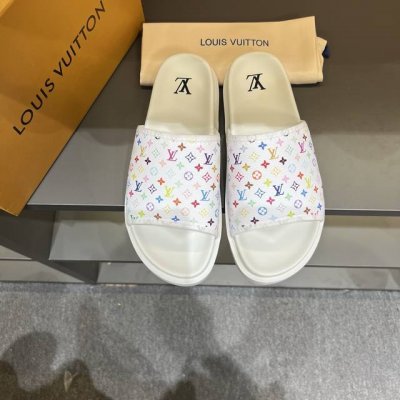 码数38-46 L.V 驴家高端男士夏季拖鞋 经典老花系列 一字带宽松设计 别致的色彩拼接效果 个性鲜明 时尚潮流穿搭必备款式 轻盈舒适 轻质韧性橡胶内底 微型