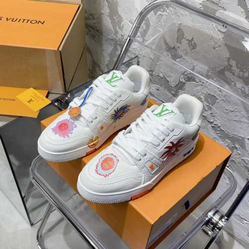 顶级代购版本 太阳花 #情侣码 LV trainer 情侣限定系列休闲运动篮球鞋 颜值担当 上脚帅炸，每个颜色都是巨巨巨好看！潮人必备单品 原版订制压纹粒面小牛