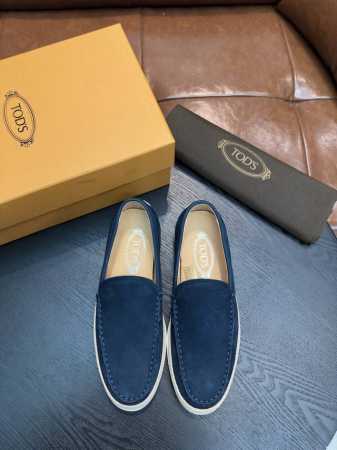 Tod's 托德斯 P: Size 39-44 38.45订做 TODS托德斯本款便鞋以丝绒般的翻绒革制成，搭配Tod's字母商标印花、外露缝线设计，鞋底设有编 - 点击图像关闭