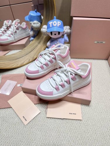 出厂价pp miumiu新款擦色脏脏小白鞋依旧经典时尚 简约的格板设计 品质灰常牛 Miumiu 擦色脏脏小白鞋 前卫大胆的Miumiu风格融于此款漂白皮革运动