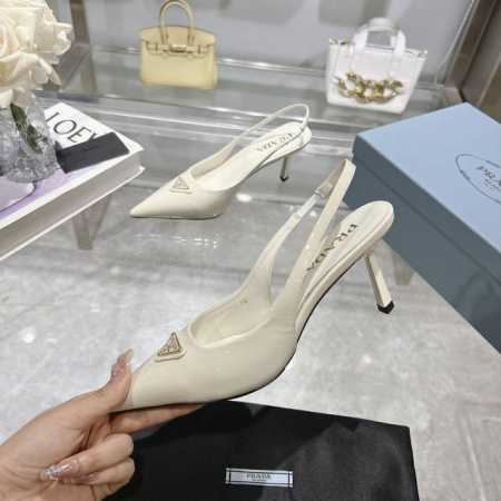 prada 普拉达 24 出厂价p 专柜走秀款尖头凉鞋 三角扣标 高跟 早春走秀款！ 鞋面：高定制漆皮面料 内里：进口水染羊皮 大底：原版意大利真皮大底 跟高： - 点击图像关闭