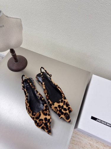 平底 Jacquemus25Ss尖头几何图案 几何图案 装饰 后空鞋 真马毛 豹纹系列 个性突出 鲜明格调 面料 马毛原皮 内里 小羊皮 大底 意大利真皮大底