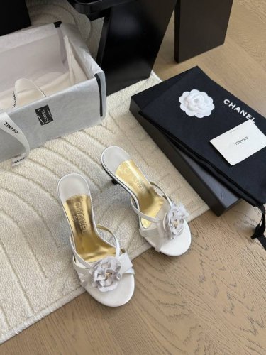 Chanel 25C新款山茶花拖鞋 精致的水钻扣 上脚腿长拉满 跟高平底 6 8.5Cm 鞋面羊皮 真丝 内里羊皮 原版扣 真皮大底 size:35-40