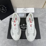家新品 Prad* 红标系列运动鞋 官方售价Rmb,300 采用清新糖果色开边珠及Bike织物打造 极具Prad* 风格的America’S Cup运动鞋经过重