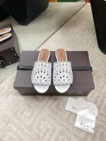 出厂价p Alaia 新款复古镂空拖鞋。宝藏小众品牌，人气超高的Alaia纯手工制作，美在心尖儿上，这双鞋真的可以算是任何一套穿搭上的点睛之笔，优雅高级，仙女必