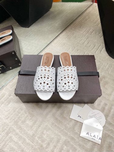 出厂价p Alaia 新款复古镂空拖鞋。宝藏小众品牌，人气超高的Alaia纯手工制作，美在心尖儿上，这双鞋真的可以算是任何一套穿搭上的点睛之笔，优雅高级，仙女必