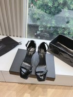 橙子出厂价p saint Laurent 圣罗兰 Ysl字母跟单鞋 简约一字带方头高跟凉鞋 高跟鞋 特色的字母跟设计 独享不一样的风采 跟高 8Cm 10Cm