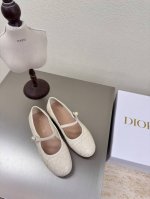 米白 平底 珍珠装饰 高品 Logo质感满满 鞋型升级到极致脚感 超级美 今年必不可少的时尚单品 D-Doll系列经典珍珠配饰时髦又百搭，少女感十足 欣喜不止一
