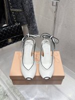 出厂 Miumiu缪缪25春夏新款复古高跟鱼嘴凉鞋！春夏清新配色曲线优美，小猫跟后空凉鞋 日常穿搭都很搭鞋边有专属标识性Logo格调，上脚尽显优雅魅力！ 鞋面采