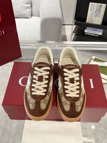 Gucci 新款情侣款双G休闲鞋 小白鞋 这双鞋由柔软的麂皮制成 散发出精致而现代的魅力 经典的Interlocking G标志优雅地突显了流线型版型 为设计增