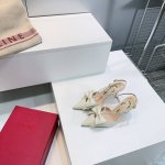高品质出厂 顶级品质Valentino华伦天奴2025春夏专柜最新蝴蝶结尖头高跟后空凉鞋单鞋时装鞋 后空尖头配上优雅可爱撞色蝴蝶结 创新与经典巧妙的结合在一起