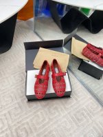 出厂 Alaia阿莱娅春夏秀款芭蕾舞 超多网红名媛在穿 搭配上不同款式，不同风格都能轻松驾驭，无论牛仔裤，西装裤，还是百褶裙，都能将你的穿搭提升到时尚，优雅和卓
