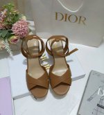 出厂价皮底 ，橡胶180 Sun 凉鞋春季成衣系列的新款单品，来自 Dioriviera 限定系列，兼具高订风格和休闲气质。不对称白色牛皮革鞋面搭配可调节的扣带