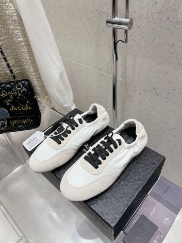 代购级 prada 普拉达新款德训鞋 鞋面麂皮有肌理感，内里羊皮包裹，软软糯糯的 鞋垫加厚小羊皮，踩上去无比舒适，有支撑感，又包裹得很好的感觉 鞋型包裹感十足，
