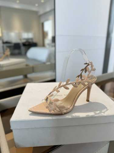 价格P： Gianvito Rossi 2025新款凉鞋 顶级版本 代购品质 这双尖头高跟漆皮树叶装饰女鞋，简直是我的心头爱！尖头的造型精致又时尚，尽显女性魅力
