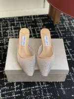 代购级 早春水晶钻扣凉鞋 拖鞋Jimmy Choo 周仰杰25春夏系列 重逢惊艳 优雅邂逅 碰撞之美 时尚国外博主同款街拍推荐 造型大胆别致 鞋面 搭配钻扣 时