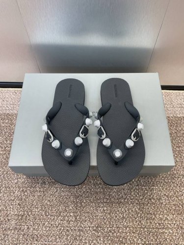 balenciaga 巴黎世家 25Ss春夏新款 铆钉 人字拖 凉鞋 size 36-40 41定制不退换