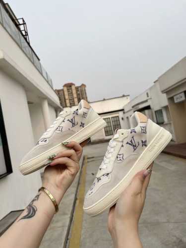 一眼心动的LV新款24ss 航海刺绣运动鞋 新品LV Confetti系列 黑白配色，是全皮材质。麂皮拼接小牛皮！ 刺绣版面是L家航海元素的刺绣，超级精致好看！