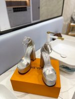 出厂 Loui& Vuitto& Lv欧美风时尚凉鞋 ++= 最新款路易威登传统硬箱的精巧标准品牌扣你前带简约大方 春夏新品 专柜主打最新款高跟系列 硬货上新