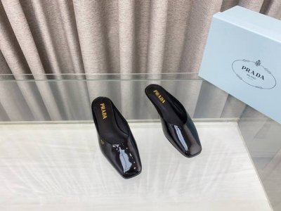 PRADA 普拉达 25ss 春夏新款 平跟方头凉拖鞋简单的设计大概就是它最让人喜欢的点 不是烂大街的那种 很有自己的品牌个性面料：进口小牛漆皮 内里：进口混种