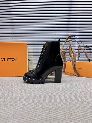 Louis Vuitton路易威登欧美风时尚凉鞋传统硬箱的精巧标准品牌扣 你前带简约大方 早春新品 专柜主打最新款高跟系列 硬货上新 代购级别 高级感十足 国内