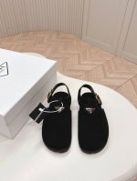 prada 普拉达博肯面包鞋2025春夏新款厚底凉鞋魔术贴三角扣面包包头半拖鞋 最新走秀系列 经典升级 舒适度与时髦度并存 每个颜色搭配都好看 设计搭配不同风格