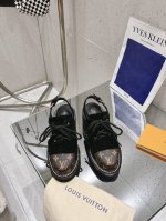 25ss新款 顶级版本LV Capri 取材双料面料，为鞋面的 LV 标识局部包覆皮革，呼应经典，超级百搭款，轻质鞋型结合皮革外底，兼具雅致外观和舒适体验。独家
