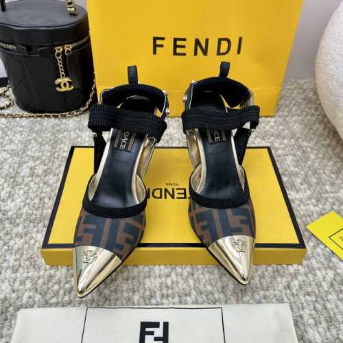 出厂360 Fendi 芬迪毛拖走秀主推系列，新品上线，芬具桌脚设计灵感改创于今年秀场的主推系列鞋履 当季新品跟鞋，众所周知，鞋子永远设计为高级感满满的，高端大