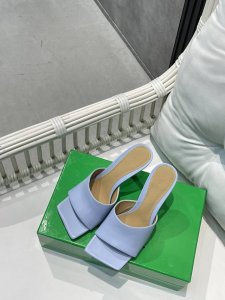 Bv 葆蝶家 18色齐 塑造经典一字深口拖鞋 薰衣草色 Bottega Veneta 2021季 深口拖鞋继续延续 夸张的各种配色 必将影响穿搭界 各个明星 博