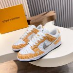 l.V* X Nike联名低帮休闲运动鞋，采用头层牛皮拼接原版帆布精心制作，侧身Logo装饰，双色橡胶鞋底、后侧鞋口和鞋跟处均带有品牌标志性细节，提升格调。时尚
