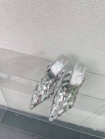 Bv高跟银色Alfie穆勒鞋弯跟拖鞋 细节单品 高版本 鞋跟内部镶嵌钢柱 内在美 小方头 Bv每年的夏季凉鞋都好美啊 将经典的编织运用在鞋履上知性优雅干练 满满
