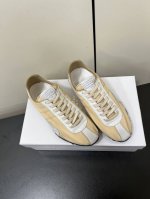 MaisonMargiela MM6德训休闲鞋鬼才设计师品牌，一个轻奢品牌上脚很百搭哦，也很随脚舒适，这一款德国训练鞋延续了经典的T形真皮拼接设计，经过设计团队
