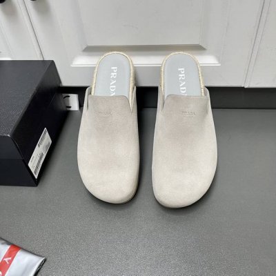 prada 真皮男士半拖 四色到货 这款时尚休闲的穆勒鞋 精选植绒牛反二层牛皮 巧妙融合精致质感 皮革衬里 鞋面饰有prada Milano字母徽标 10毫米轻