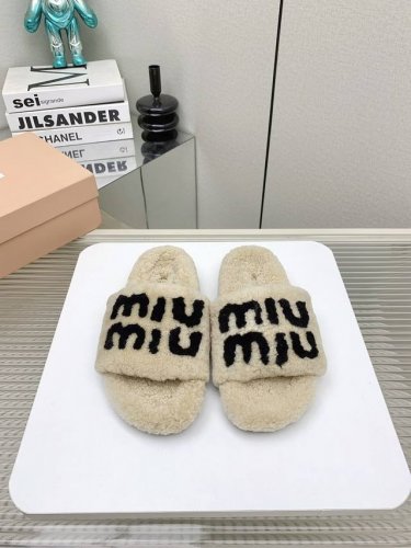 橙子出厂价 MiuMiu 缪缪 2024秋冬新款毛毛拖鞋 可甜可盐的喵喵女孩 质感的毛毛给这款增添不少少女心。 原版 1：1开发，各大明星 网红的热爱款 ， 原