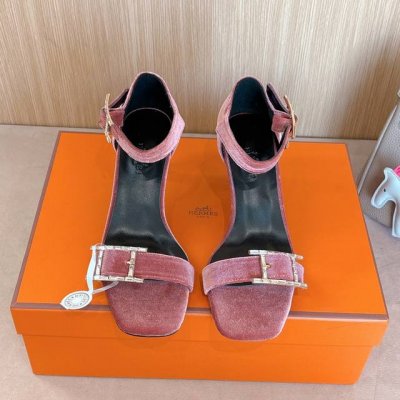 7Cm 组图 出厂价p Hermes 爱马仕 Judy 105高跟凉鞋 时尚又百搭 搭配Hapi鞋扣 超级舒服 每个细节都做到极致 搭配同色调标志性纯鞋扣 设计
