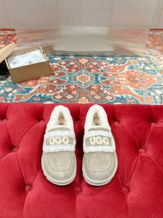 2024 UGG 油叽叽刺绣logo拖鞋火爆来袭 一眼就上头的款式 胖胖的方圆头鞋 加上羊毛边边logo 憨憨的可爱，秋冬穿搭必备单品鞋身很轻巧 ，不论是居家还 - 点击图像关闭