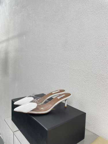 中跟 6.5Cm Alaia 胶片拖鞋来自巴黎 一见倾心 白色 桃心 爱拉拉还有另外性感的一面 配上不同款式，不同风格都能轻松驾驭，无论牛仔裤，西装裤，还是百褶