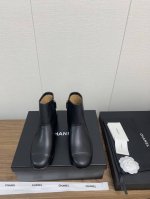 Chanel香奈儿 切尔西 秋冬短靴 马丁靴 顶级版本 经典拼色完美搭配！ 真的超级有个性，是这款鞋子最大的亮点，醒目而不浮夸的设计，超日常超酷，无论搭配裤子卫