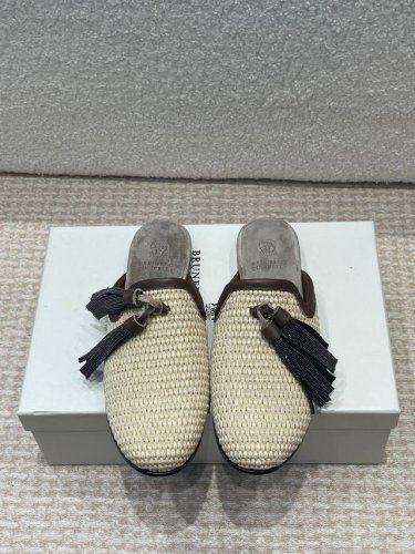 p半拖 P单鞋 Brunello Cucinelli 新款草编织Bc平底半拖 单鞋 Bc很有品味！配上一双袜子穿也很不错，搭配牛仔裤穿也好看！ 作为女性最爱的品