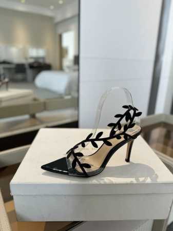 价格： Gianvito rossi 2025 新款拖鞋顶级版本，代购品质！施华洛奇水钻尖头高跟拖鞋，宛如从童话中走来的仙履。施华洛奇水钻璀璨耀眼，如同繁星点点 - 点击图像关闭