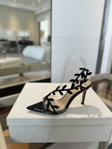价格： Gianvito rossi 2025 新款拖鞋顶级版本，代购品质！施华洛奇水钻尖头高跟拖鞋，宛如从童话中走来的仙履。施华洛奇水钻璀璨耀眼，如同繁星点点
