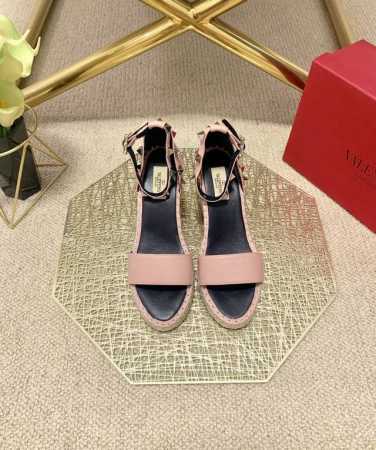 valentino Garavani 荔枝牛皮系带坡跟凉鞋 金属效果工艺处理铆钉装饰 麻绳包裹坡跟 可调节小牛皮系带 坡跟防水台 意大利制造 -35-41 - 点击图像关闭