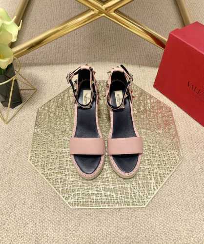 valentino Garavani 荔枝牛皮系带坡跟凉鞋 金属效果工艺处理铆钉装饰 麻绳包裹坡跟 可调节小牛皮系带 坡跟防水台 意大利制造 -35-41