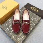 Tods 经典豆豆鞋女鞋 官网同步 鞋面进口漆牛皮水染牛皮里 上脚舒适 高端细节做工。 酒红色，尺码35-40。。。。