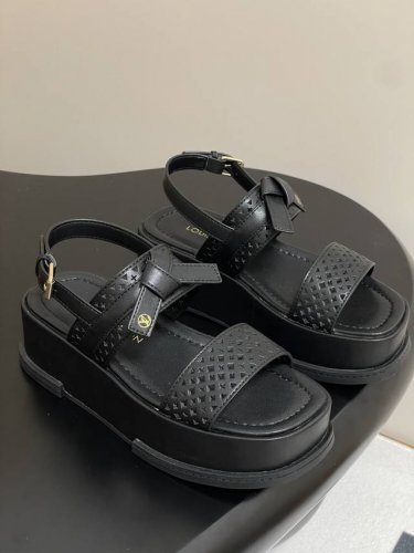 25Ss春夏新款Louis Vuiteeon Lv Maya Flatform 凉鞋防水台厚底凉鞋花卉穿孔镂空凉鞋 本款Maya Comfort凉鞋以漆面牛皮革