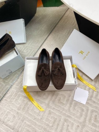 出厂 The Row25S新品复古 流苏乐福鞋 极简主义的设计风格 上脚超级显瘦又舒适 日常随心搭配裙子 裤子 都无敌好看 鞋面采用原版定制材质 内里垫脚均为羊
